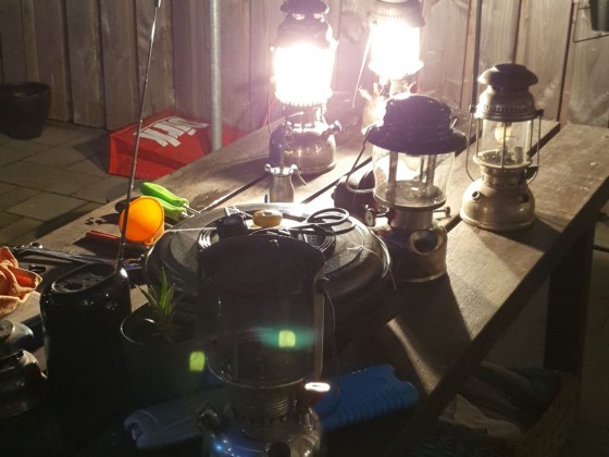 Reparieren einer Aida- und Petromax-Lampe.