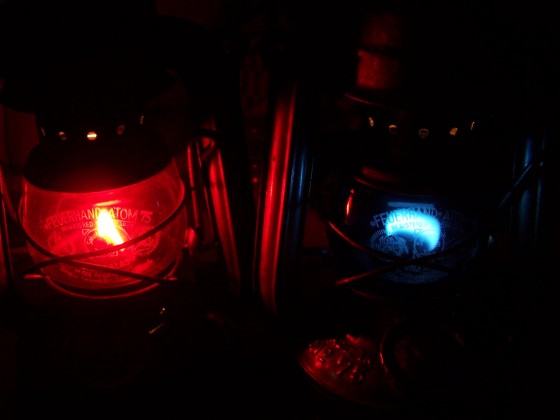 Wettleuchten zweier Feuerhand Atom mit blauem und rotem Glas